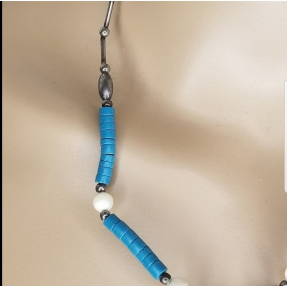 VINTAGE SILVERTONE NECKLACE WITH TURQUOISE BEADS & MOTHER OF PEARL HEART PENDANT - Picture 4 of 5